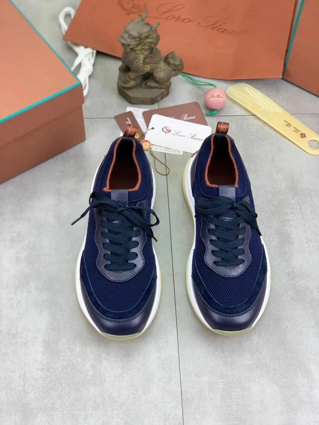 Men's Men's Shoes 💰P620 New 💰High Quality Latest Casual Shoes Loro Piana 💯Top Authentic Grade💯Buy the original 1:1 copy💯 Founded the existing Loro Piana company on April 24, 1924. It is now the sixth generation of family business, providing top quality products to customers who are discerning about taste and quality. Imported original fly woven fabric with cowhide fabric, plain calfskin lining, hand-stitched thread with cowhide feet, original packaging, code number: 38-44 (customized for 45 and 46), seven colors available